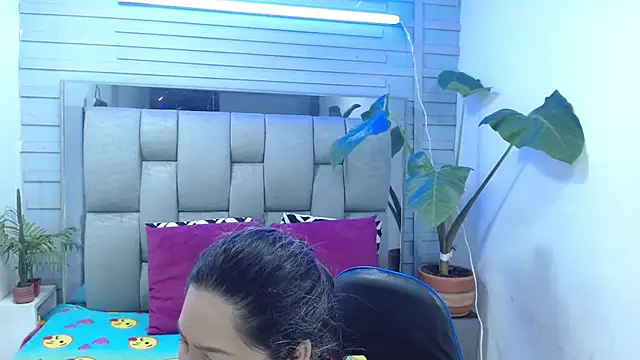 Snapshot of evelin_zaens chatting on 04/21/26, 04:08 evelin zaens online show from 04/21/26, 04:08