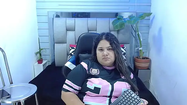Snapshot of evelin_zaens chatting on 05/12/26, 03:47 evelin zaens online show from 05/12/26, 03:47