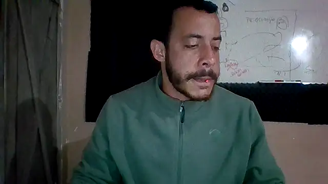 Snapshot of MachoScorpionCaralho chatting on 09/13/25, 11:43 MachoScorpionCaralho online show from 09/13/25, 11:43