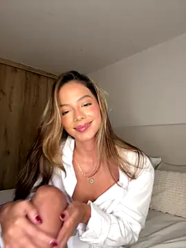 Bella cutte  online show from 10/25/25, 12:40