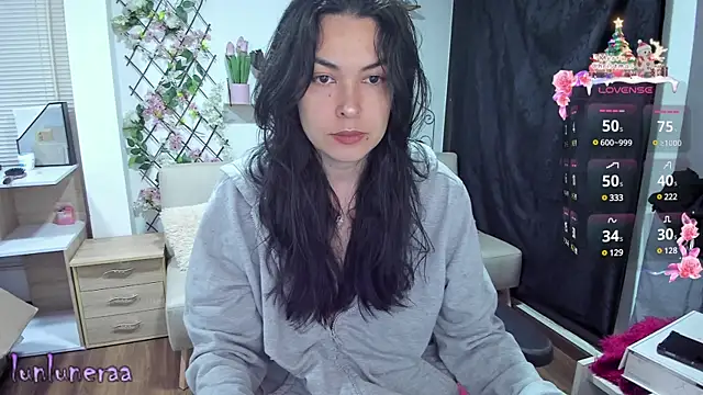 Snapshot of Lunlunera chatting on 12/18/24, 03:26 Lunlunera online show from 12/18/24, 03:26