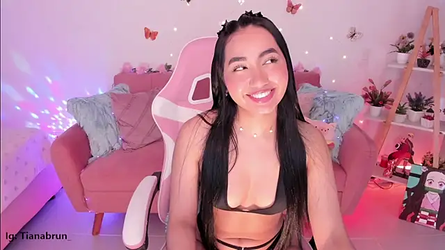 Zara uwu  online show from 10/24/25, 12:12