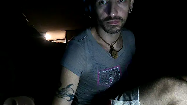 Snapshot of Bi_curious86 chatting on 09/26/25, 05:44 Bi curious86 online show from 09/26/25, 05:44