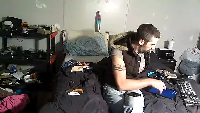 Snapshot of Bi_curious86 chatting on 11/03/25, 04:47 Bi curious86 online show from 11/03/25, 04:47