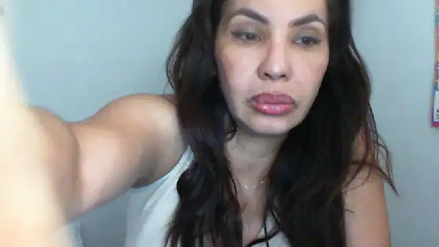 Snapshot of salome__milf chatting on 04/15/26, 05:03 salome milf online show from 04/15/26, 05:03