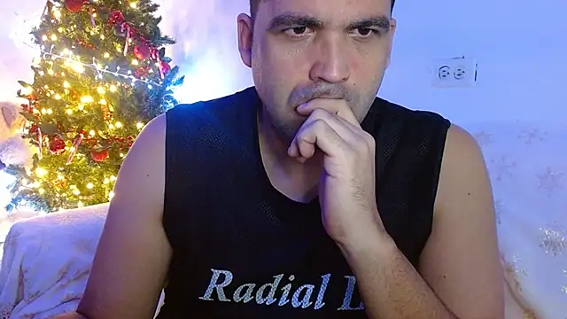 Snapshot of geeklatin88 chatting on 12/17/25, 06:30 geeklatin88 online show from 12/17/25, 06:30