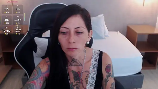 Snapshot of dark_gotica chatting on 12/22/25, 12:24 dark gotica online show from 12/22/25, 12:24