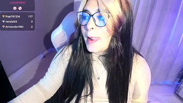 Snapshot of chloe_bonnet chatting on 12/14/24, 12:11 chloe bonnet online show from 12/14/24, 12:11