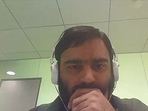 Snapshot of JohnBond009 chatting on 05/18/26, 09:04 JohnBond009 online show from 05/18/26, 09:04