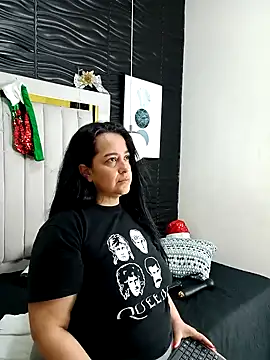 Snapshot of lucia_vonne_ chatting on 12/18/24, 02:38 lucia vonne online show from 12/18/24, 02:38