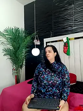 Snapshot of lucia_vonne_ chatting on 12/23/24, 01:45 lucia vonne online show from 12/23/24, 01:45