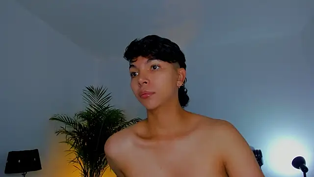 Snapshot of xhenisa_ chatting on 09/25/25, 06:33 xhenisa online show from 09/25/25, 06:33