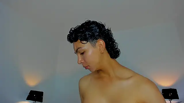 Snapshot of xhenisa_ chatting on 11/26/25, 09:05 xhenisa online show from 11/26/25, 09:05