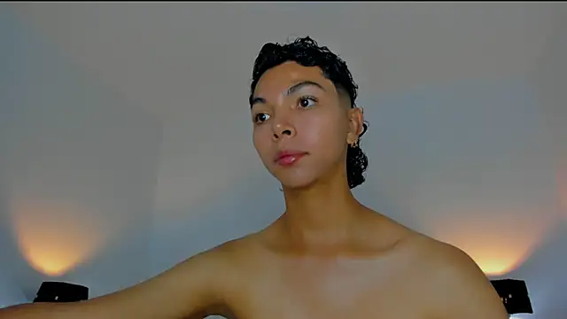 xhenisa  online show from 11/29/25, 10:57