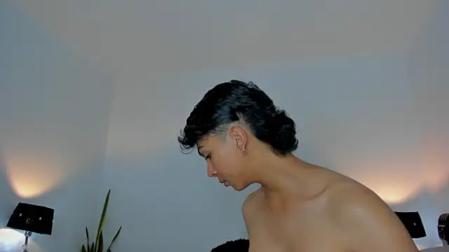 Snapshot of xhenisa_ chatting on 02/27/26, 02:55 xhenisa online show from 02/27/26, 02:55