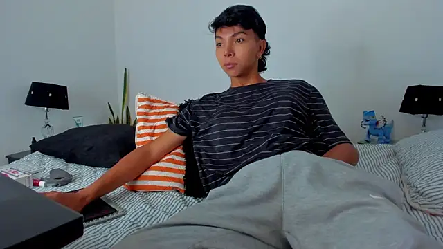 Snapshot of xhenisa_ chatting on 03/06/26, 04:14 xhenisa online show from 03/06/26, 04:14