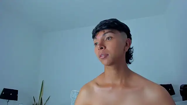 Snapshot of xhenisa_ chatting on 03/08/26, 07:50 xhenisa online show from 03/08/26, 07:50