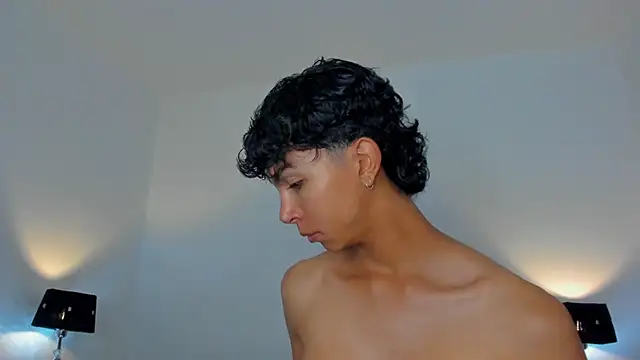 Snapshot of xhenisa_ chatting on 07/14/26, 02:38 xhenisa online show from 07/14/26, 02:38