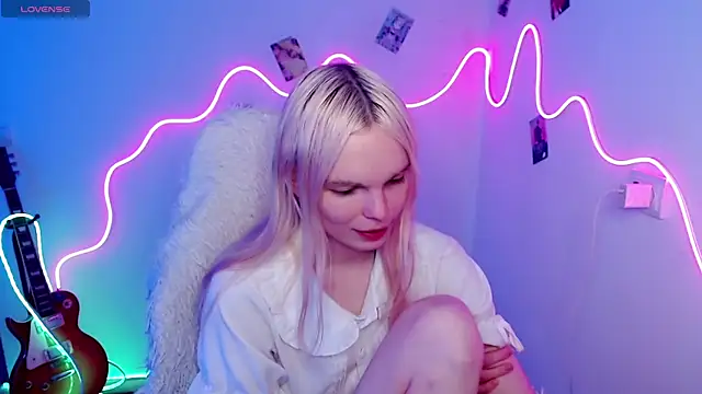 Emily Nyaffee online show from 11/05/25, 01:00