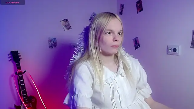 Snapshot of Emily_Nyaffee chatting on 03/27/26, 01:44 Emily Nyaffee online show from 03/27/26, 01:44