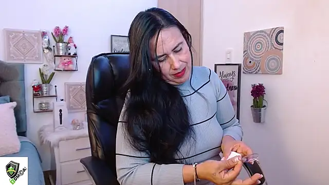 Snapshot of amalia_brunette chatting on 01/04/25, 11:27 amalia brunette online show from 01/04/25, 11:27