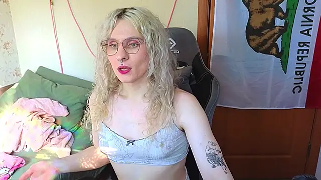 Snapshot of Lori_Myaf chatting on 05/19/26, 02:01 Lori Myaf online show from 05/19/26, 02:01
