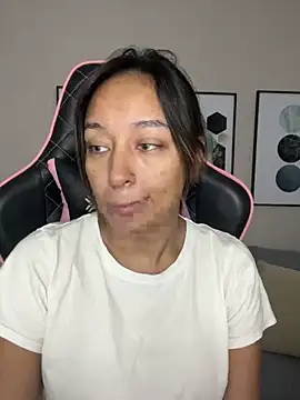 Snapshot of DianaHopson chatting on 02/19/25, 10:23 DianaHopson online show from 02/19/25, 10:23
