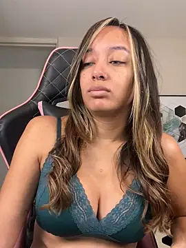 Snapshot of DianaHopson chatting on 09/29/25, 11:26 DianaHopson online show from 09/29/25, 11:26