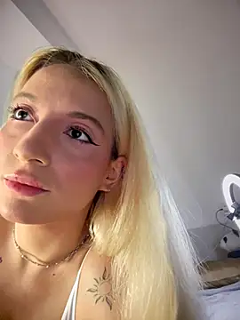 Snapshot of Ella_Charm chatting on 10/16/25, 04:08 Ella Charm online show from 10/16/25, 04:08