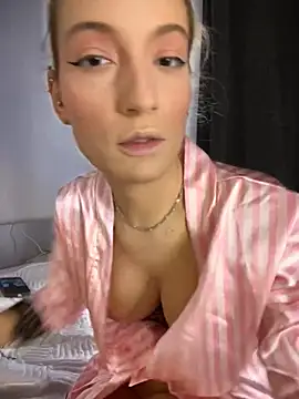 Snapshot of Ella_Charm chatting on 10/22/25, 04:29 Ella Charm online show from 10/22/25, 04:29