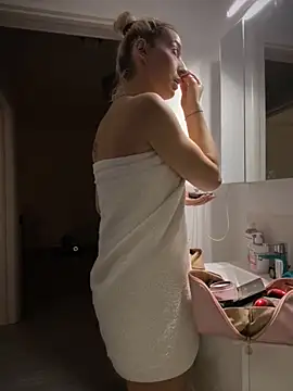 Snapshot of Ella_Charm chatting on 10/24/25, 03:41 Ella Charm online show from 10/24/25, 03:41