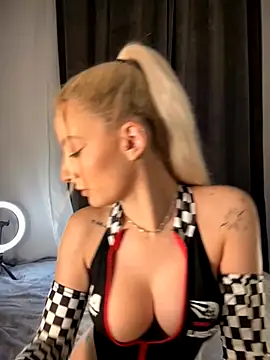 Snapshot of Ella_Charm chatting on 11/21/25, 05:11 Ella Charm online show from 11/21/25, 05:11