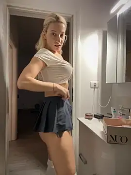 Snapshot of Ella_Charm chatting on 11/27/25, 04:42 Ella Charm online show from 11/27/25, 04:42