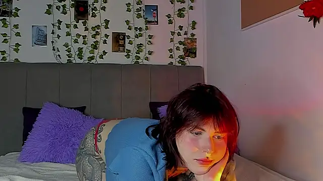 Snapshot of miss_Lizzy chatting on 12/16/24, 01:21 miss Lizzy online show from 12/16/24, 01:21