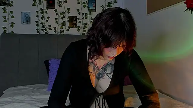 Snapshot of miss_Lizzy chatting on 12/28/24, 04:19 miss Lizzy online show from 12/28/24, 04:19