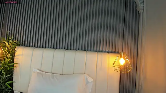 SaraRiley online show from 12/01/25, 10:48