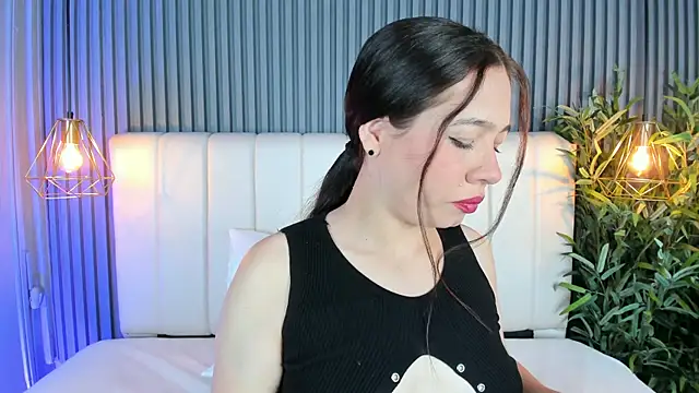 SaraRiley online show from 12/03/25, 10:52