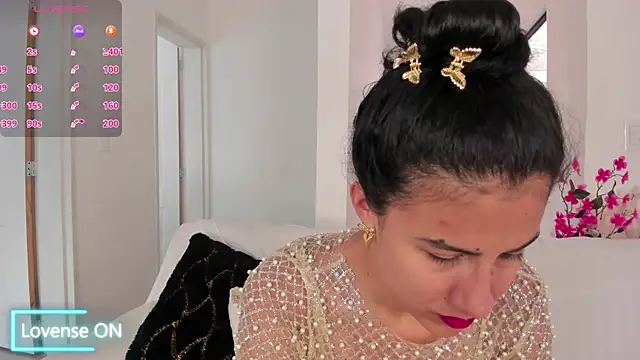 Alaia Ferrer  online show from 12/02/25, 09:21