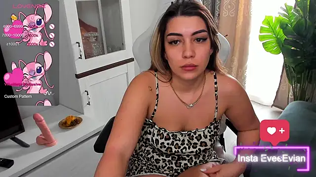 Snapshot of EveEvian chatting on 03/12/25, 02:23 EveEvian online show from 03/12/25, 02:23