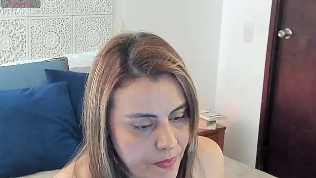 Snapshot of V_monse chatting on 12/16/25, 03:39 V monse online show from 12/16/25, 03:39