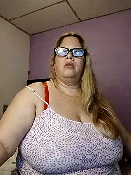 Snapshot of EllisW8 chatting on 05/09/26, 11:21 EllisW8 online show from 05/09/26, 11:21