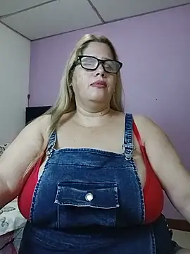 Snapshot of EllisW8 chatting on 05/19/26, 10:32 EllisW8 online show from 05/19/26, 10:32