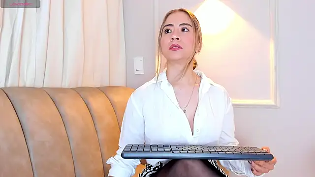 Lia walton online show from 11/29/25, 12:19