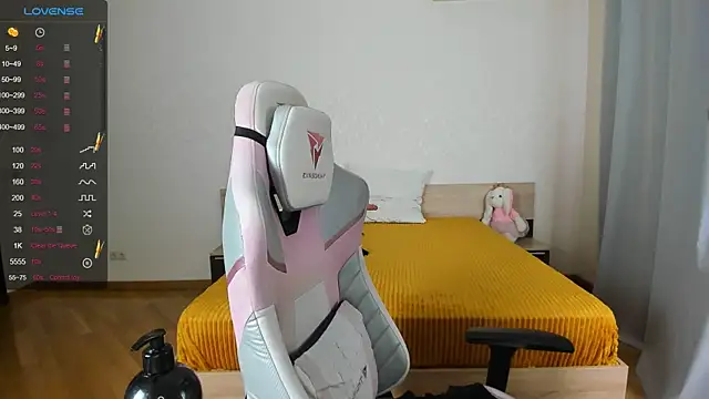 Snapshot of Cowell_Adelina chatting on 10/31/25, 08:37 Cowell Adelina online show from 10/31/25, 08:37