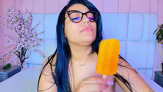 Snapshot of kiana_cream chatting on 02/13/25, 05:44 kiana cream online show from 02/13/25, 05:44