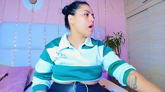 Snapshot of kiana_cream chatting on 02/14/25, 11:42 kiana cream online show from 02/14/25, 11:42