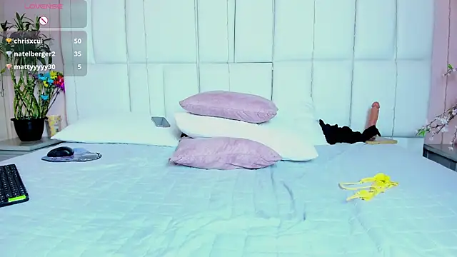 Snapshot of kiana_cream chatting on 03/16/25, 03:04 kiana cream online show from 03/16/25, 03:04