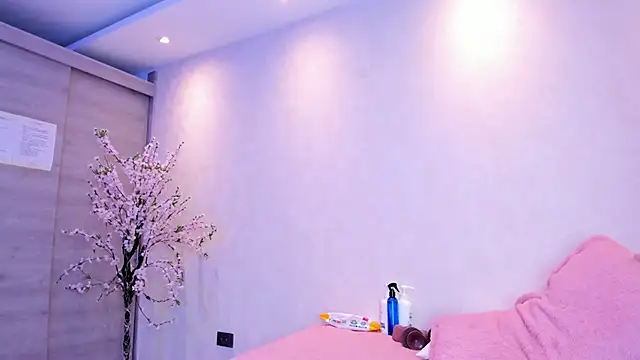 Snapshot of kiana_cream chatting on 10/20/25, 12:38 kiana cream online show from 10/20/25, 12:38