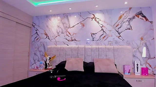 Snapshot of kiana_cream chatting on 11/08/25, 11:32 kiana cream online show from 11/08/25, 11:32