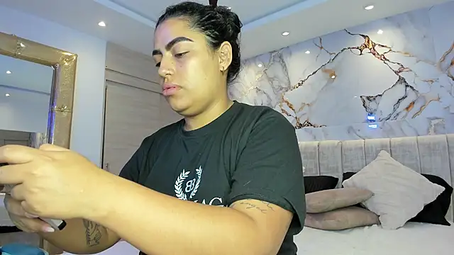 Snapshot of kiana_cream chatting on 11/21/25, 11:20 kiana cream online show from 11/21/25, 11:20